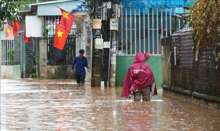 Mực nước dâng cao 0,5 mét tại nhiều tuyến đường trong khu phố Hương Phước, phường Phước Tân, thành phố Đồng Nai.
