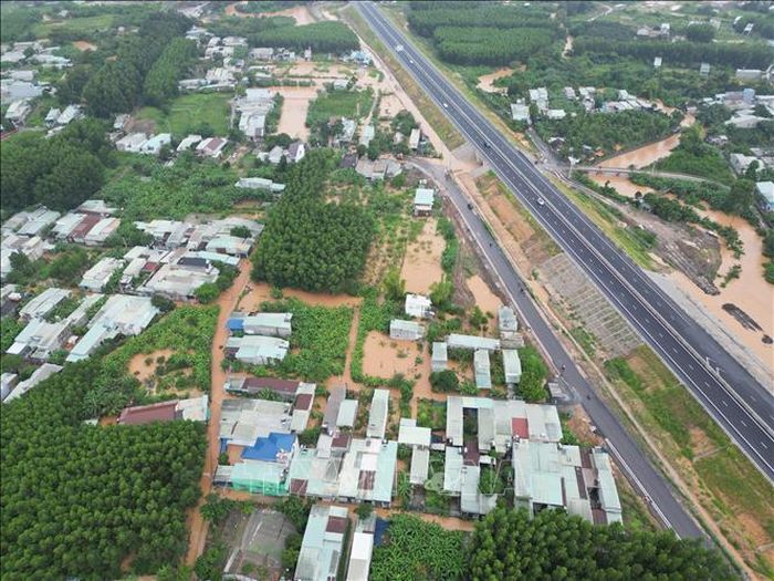 Toàn cảnh khu phố Hương Phước, phường Phước Tân cạnh cao tốc Biên Hòa - Vũng Tàu bị ngập sau trong nước.