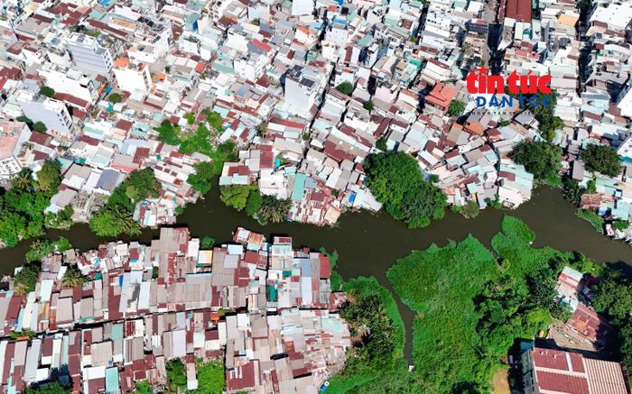 Hàng loạt nhà ở bám sát mặt nước ở rạch Văn Thánh (phường Thạnh Mỹ Tây, TP Hồ Chí Minh). Ảnh minh họa