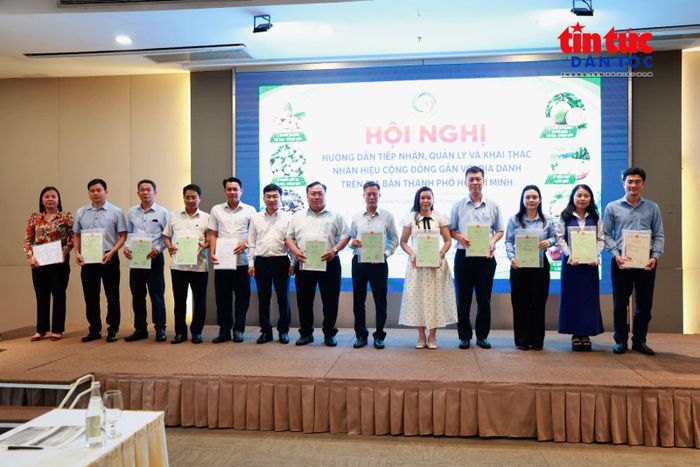 Ông Trần Trọng Tuyên, Phó Giám đốc Sở KH&CN TP Hồ Chí Minh, trao văn bằng bảo hộ cho các tổ chức kế thừa nhãn hiệu cộng đồng gắn với địa danh trên địa bàn TP Hồ Chí Minh.