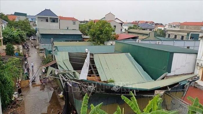 Hiện trường vụ giông lốc xảy ra tại thôn Trung Kiên, xã Lạc Đạo, tỉnh Hưng Yên vào chiều 10/9/2026. Ảnh: TTXVN phát