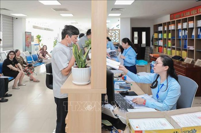 Cán bộ Chi nhánh số 6 Trung tâm Phục vụ hành chính công Hà Nội tại xã Gia Lâm thực hiện thủ tục phi địa giới, giúp người dân tiết kiệm thời gian, chi phí và hưởng lợi tối đa từ quy trình hiện đại. Ảnh: Phan Phương/TTXVN