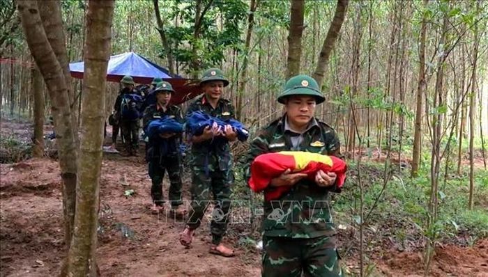 Từ đầu tháng 9 đến nay, tại khu vực rừng tràm thuộc bản Bãi Dinh, xã Dân Hóa (tỉnh Quảng Trị), lực lượng chức năng đã tìm thấy, cất bốc 8 hài cốt liệt sĩ. Ảnh: Võ Dung/TTXVN