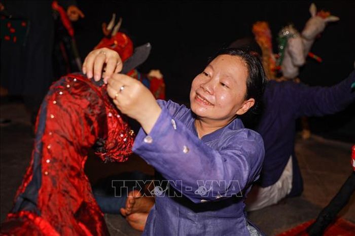 Nghệ nhân trực tiếp thực hành làm đồ chơi dân gian.