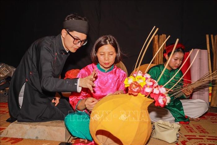 Người trẻ trình diễn tương tác, đưa những sản phẩm đồ chơi Trung thu vào không gian sáng tạo đương đại.