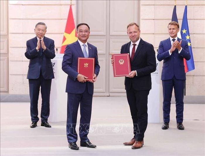 Tổng Bí thư, Chủ tịch nước Tô Lâm và Tổng thống Pháp Emmanuel Macron chứng kiến trao văn kiện và thoả thuận hợp tác giữa hai nước. Ảnh: Thống Nhất/TTXVN