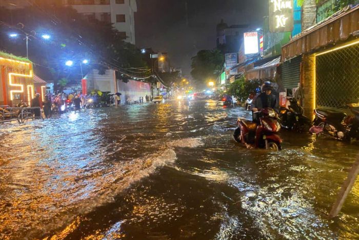 Nhiều xe máy gặp sự cố, chết máy khi di chuyển qua khu vực ngập nước.