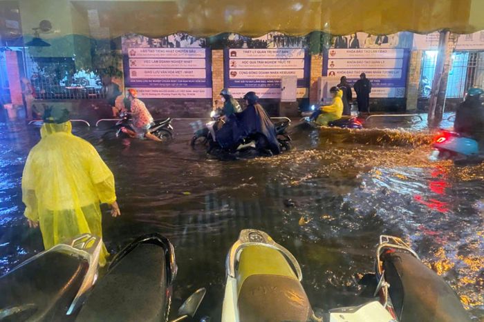 Nhiều tuyến đường tại TP Hồ Chí Minh ngập nước sau mưa lớn khiến việc đi lại của người dân gặp khó khăn.