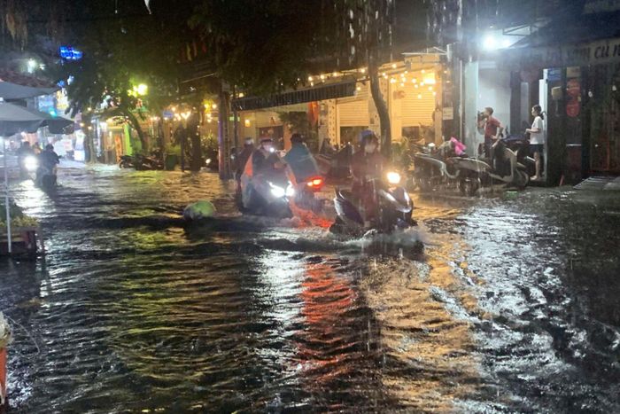 Nước ngập trên đường Phạm Văn Xảo, phường Phú Thọ Hòa sau cơn mưa lớn tối 10/9.