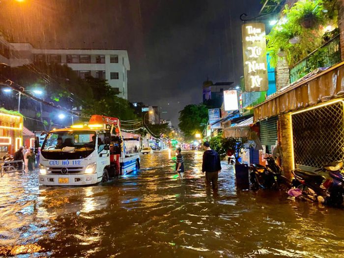 Mưa lớn gây ngập tại nhiều khu vực ở TP Hồ Chí Minh.