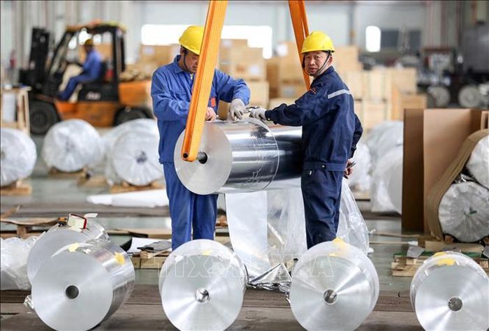 Công nhân làm việc tại nhà máy sản xuất nhôm ở tỉnh An Huy, Trung Quốc. Ảnh: AFP/TTXVN