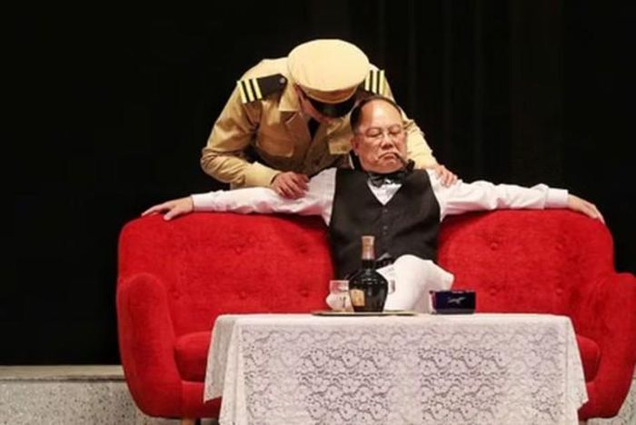 Trung tá Vũ Hồng Tuấn (người ngồi) trong vở “Bản danh sách điệp viên”.