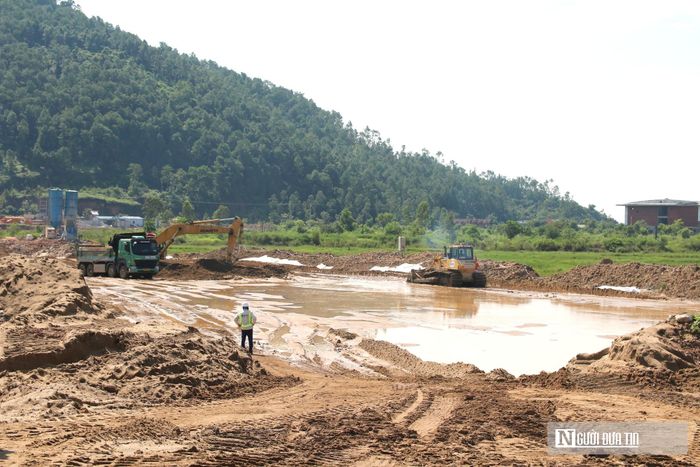 Việc san lấp mặt bằng đang được các nhà thầu triển khai. 