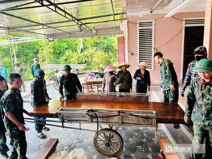Người dân chủ động di dời tài sản. ảnh T.Tình