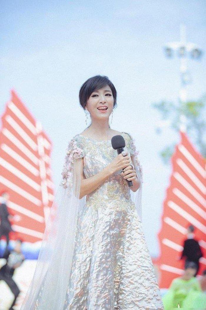 Cô là minh tinh hàng đầu showbiz xứ Cảng Thơm thập niên 70-80.