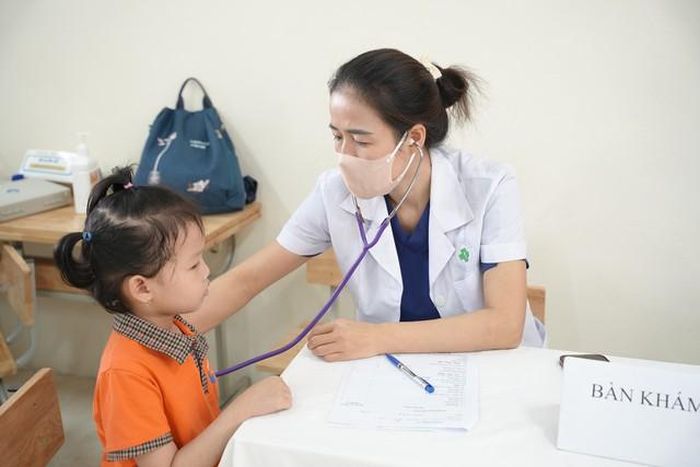 Toàn bộ học sinh từ mầm non đến hết trung học phổ thông trên cả nước thuộc đối tượng được kiểm tra sức khỏe, khám sàng lọc, phát hiện và tư vấn điều trị các bệnh, tật học đường. Ảnh: Cổng thông tin xã Phú Lão.