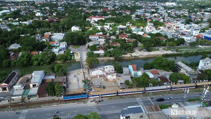Công trình có vai trò quan trọng trong việc kết nối hai phường Kim Long và Phú Xuân, đồng thời mở rộng không gian đô thị về phía Tây Bắc. Không chỉ phục vụ giao thông, dự án còn gắn với các hạng mục nạo vét, kè sông Kẻ Vạn, cải tạo, nâng cấp sông Lấp và xây dựng công viên dọc đường Vạn Xuân, qua đó góp phần chỉnh trang đô thị, khai thác cảnh quan và không gian hai bên sông.