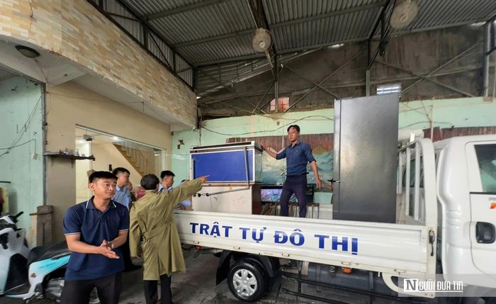 Liên quan đến trường hợp này, ngày 10/9, thông tin từ UBND phường Phú Xuân, mới đây, qua tuyên truyền, vận động, hộ dân này đã chấp nhận chủ trương di dời. Theo đó, Trung tâm Dịch vụ sự nghiệp công phường Phú Xuân huy động phương tiện xe tải chuyên dụng cùng khoảng 20 cán bộ, viên chức thuộc Tổ quản lý đô thị hỗ trợ gia đình vận chuyển toàn bộ vật dụng sinh hoạt ra khỏi khu vực giải tỏa.