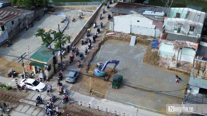 Tuy nhiên, đến hết tháng 8/2026, dù nhiều hạng mục của gói thầu đã hoàn thành và đưa vào sử dụng nhưng cầu Vạn Xuân vẫn chưa thể hoàn thiện đường dẫn vào cầu, đường gom và bãi đỗ xe.