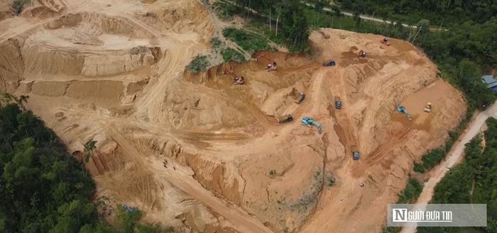 Ngọn đồi đang được san gạt để làm khu tái định cư.