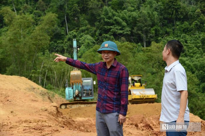 Ông Phạm Văn Tình, Chủ tịch UBND xã Sơn Điện, kiểm tra tình hình thi công dự án tái định cư.