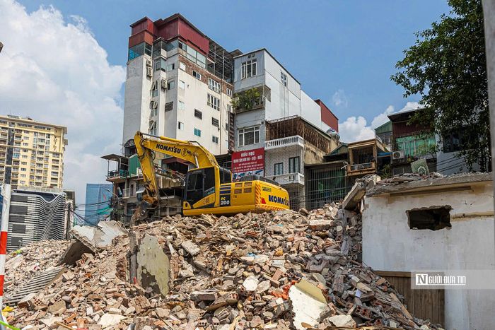 Theo ghi nhận, máy móc liên tục được huy động để phá dỡ các công trình nằm trong phạm vi thực hiện dự án.