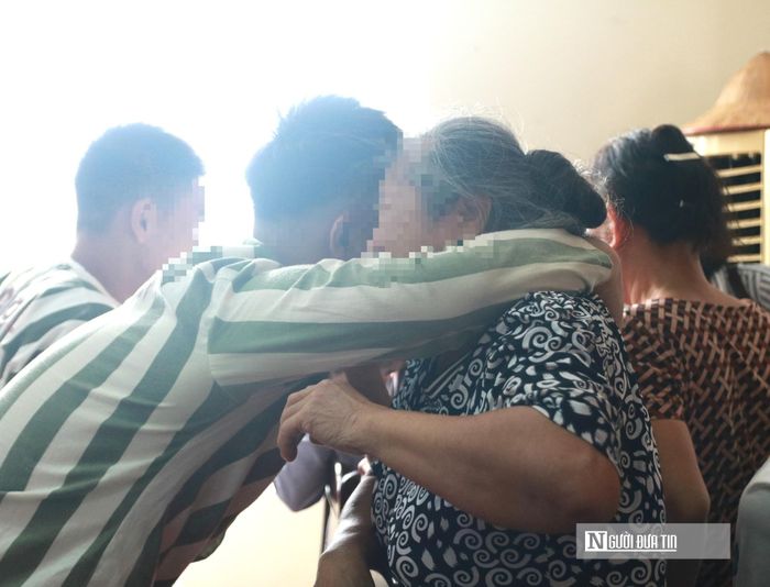Cái ôm siết chặt đầy bao dung và động viên mà cha mẹ dành cho đứa con lầm lỗi.