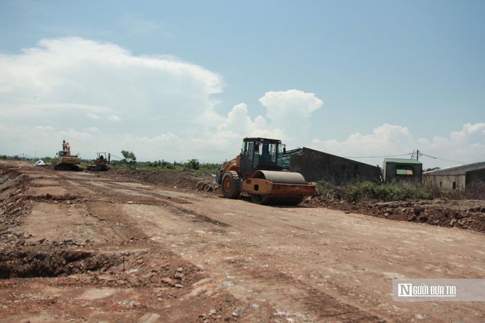 Ghi nhận của phóng viên, ngay sau khi được bàn giao mặt bằng, đơn vị thi công đã tập trung máy móc để hoàn thiện các hạng mục còn lại. 