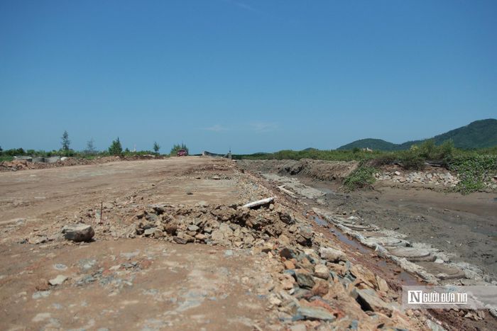 Tình trạng thi công dở dang khiến tuyến đê đang bị đứt đoạn, việc đi lại của người dân cũng gặp nhiều khó khăn. Khi thủy triều dâng và mưa lớn thì đoạn đê bằng đất bị ngập sâu. Cũng bởi vậy, tuyến đê xung yếu này chưa thể phát huy hết được công năng, mục tiêu như khi phê duyệt chủ trương đầu tư.