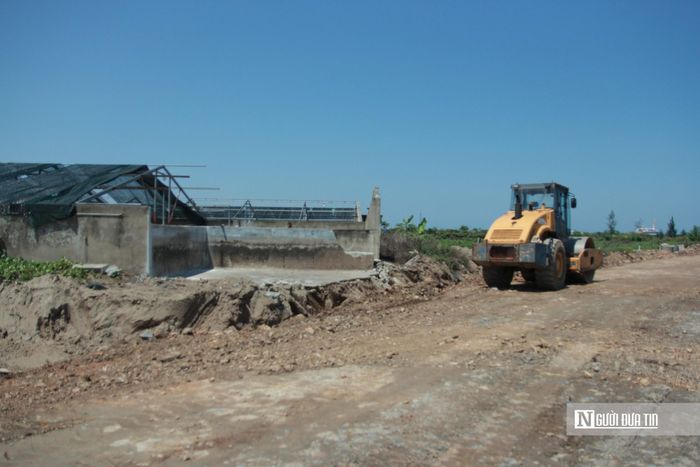 “Dự án đã hoàn thành được 95% khối lượng. Khi chỉ còn một đoạn chạy qua địa phận xã Lộc Hà thì phải dừng lại, do vướng vào đất nuôi tôm của người dân. Nhiều tháng nay, chúng tôi đã tuyên truyền, vận đồng bà con đồng thuận vì mục tiêu của dự án, đặc biệt là trước thời điểm mưa bão sắp đến. Cho đến nay, công tác giải phóng mặt bằng đã hoàn tất”, Trưởng phòng Kinh tế, UBND xã Lộc Hà, thông tin.