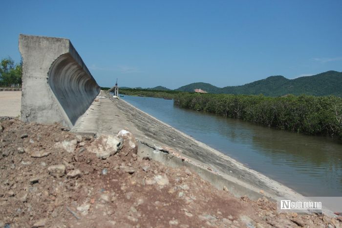 Dự án được triển khai từ cuối năm 2022, dự kiến tháng 4/2024 sẽ hoàn thành, bàn giao. Tuy nhiên, dự án triển khai đoạn qua xã Lộc Hà thì phải dừng lại do vướng giải phóng mặt bằng của các hộ nuôi tôm.