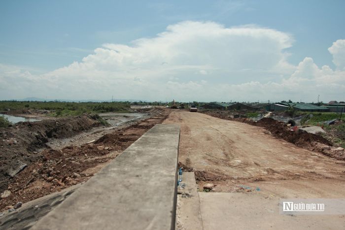 Dự án xử lý cấp bách đê Tả Nghèn có chiều dài hơn 10km, do UBND huyện Lộc Hà cũ làm chủ đầu tư, với tổng mức đầu tư 182 tỷ đồng. Đây là công trình tạo điểm nhấn về cảnh quan, môi trường sinh thái, góp phần thúc đẩy sự phát triển kinh tế - xã hội của địa phương.