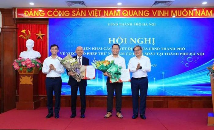 UBND thành phố Hà Nội đã trao quyết định cho phép doanh nghiệp thí điểm xe tự hành và chế tạo đất hiếm (Ảnh: HNM).