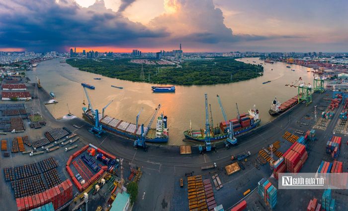 Về không gian, Thành phố định hướng tổ chức lại theo các cực kinh tế du lịch và hành lang chức năng. Lõi trung tâm Sài Gòn - Chợ Lớn - Thủ Thiêm được xác định là cửa ngõ và trung tâm hội nghị, mua sắm, ẩm thực, y tế và kinh tế đêm.