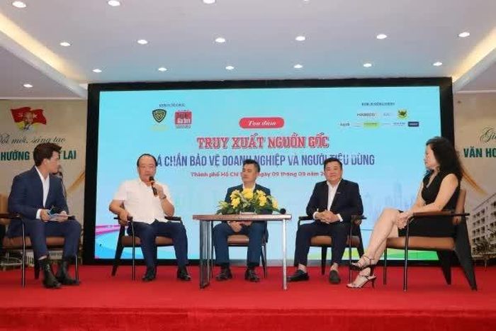 Các diễn giả trao đổi tại tọa đàm.