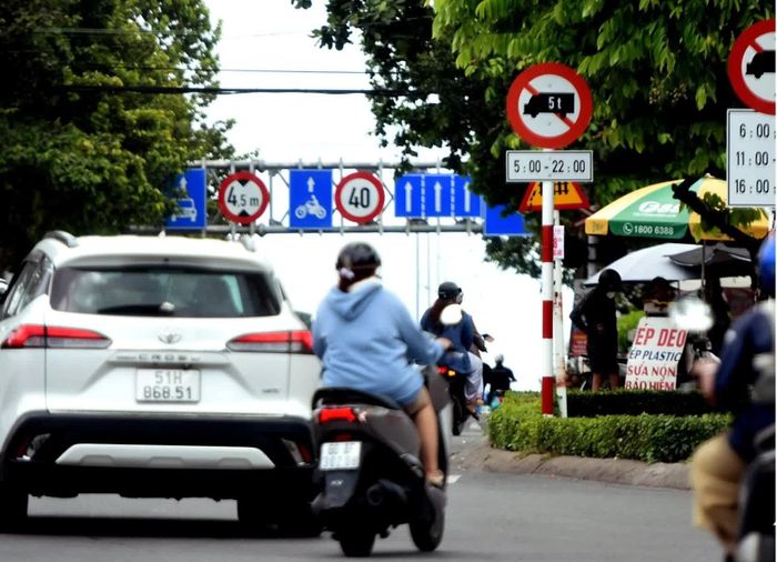 Đường Đồng Khởi (TP Đồng Nai) là trục giao thông quan trọng với nhiều doanh nghiệp lớn.