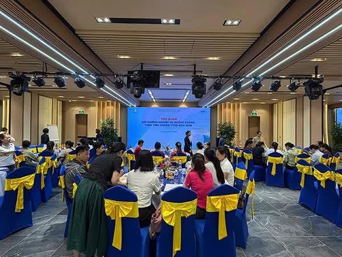 Gần 100 học viên tham dự chương trình bồi dưỡng nghiệp vụ buồng phòng, lễ tân theo tiêu chuẩn VTOS.