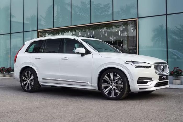 XC90 Plug-in Hybrid Ultra đời 2024 chịu áp lực giảm giá sau khi bản nâng cấp mới được đưa về Việt Nam, với tổng ưu đãi có thể lên tới 666 triệu đồng. Ảnh: Volvo.