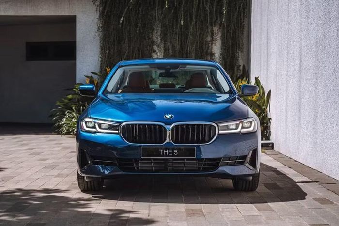 Xe đời 2023 thuộc thế hệ cũ đang được đẩy mạnh xả hàng, trong khi 5 Series thế hệ mới đã bán tại Việt Nam từ năm 2025. Ảnh: THACO.