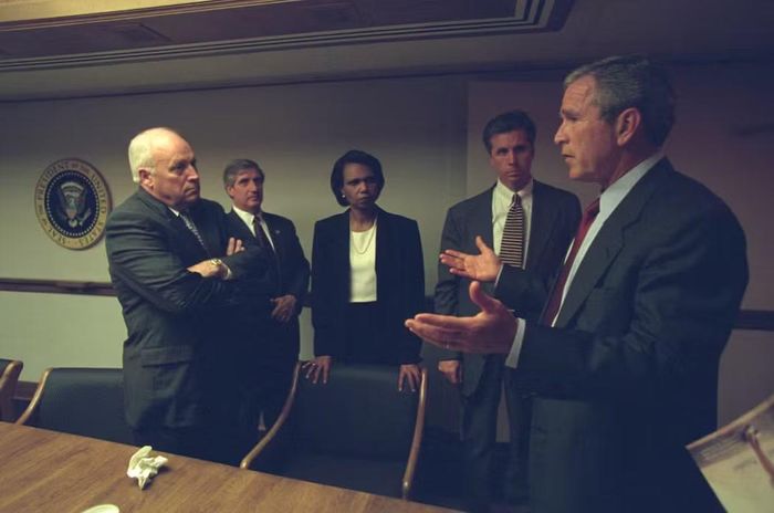 Tổng thống Mỹ George Bush (phải) chụp ảnh cùng Phó Tổng thống Dick Cheney (trái) và các nhân viên cấp cao tại Trung tâm Điều hành Khẩn cấp của Tổng thống ở Washington vài giờ sau vụ tấn công ngày 11/9/2001. Ảnh: Reuters.