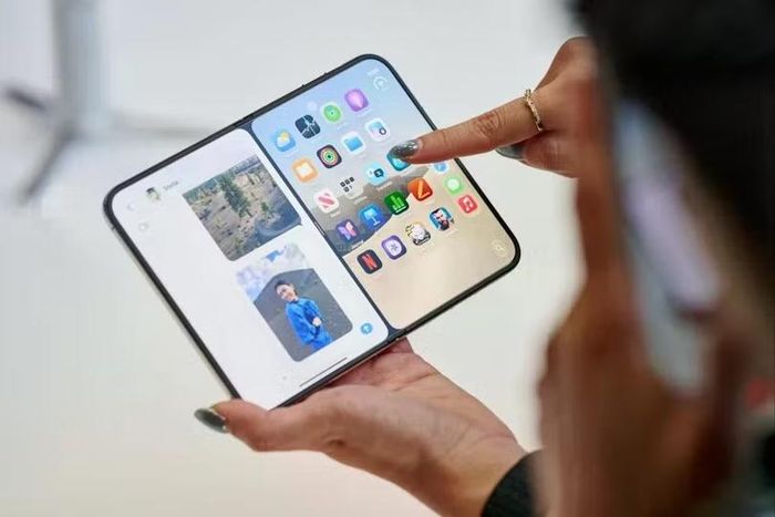 iPhone Duo màn hình gập của Apple được ra mắt trong sự kiện đặc biệt của Apple tại Nhà hát Steve Jobs trong khuôn viên Apple Park ở Cupertino, California, Mỹ, hôm thứ Tư. Ảnh: EPA