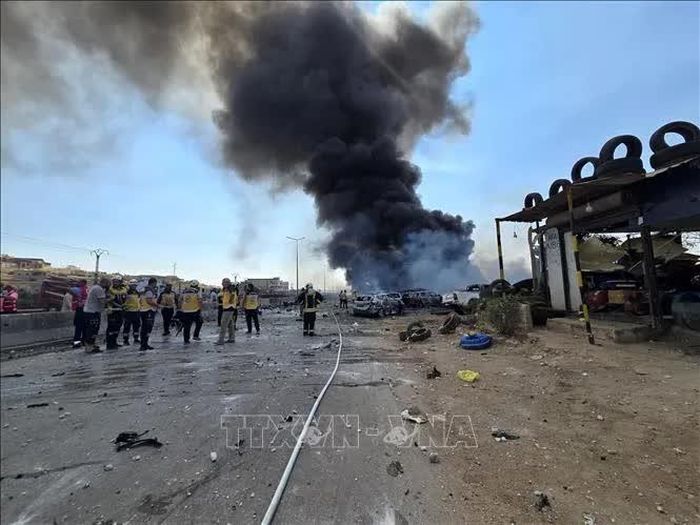 Hiện trường vụ nổ kho đạn ở gần thành phố Sarmada, tỉnh Idlib, Syria ngày 9-9-2026. Ảnh: THX/TTXVN