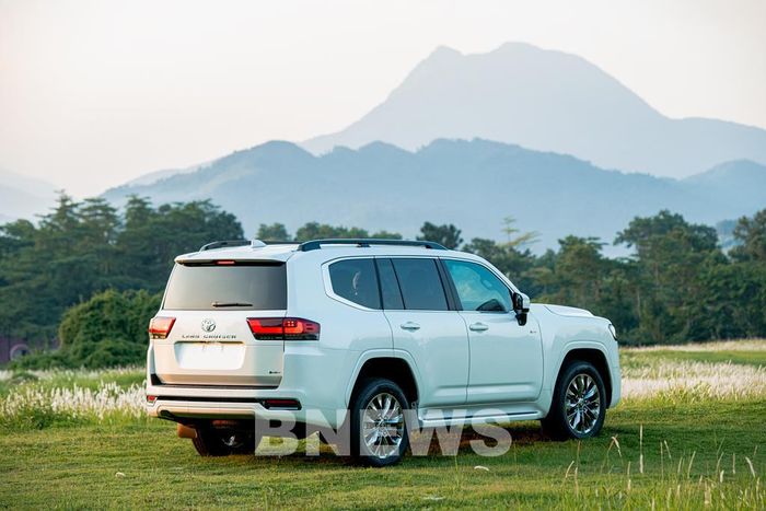 Land Cruiser 300 HEV sử dụng hệ thống Hybrid song song, kết hợp động cơ xăng V6 3.5L tăng áp kép với mô-tơ điện được bố trí trong cụm truyền động và hộp số tự động 10 cấp