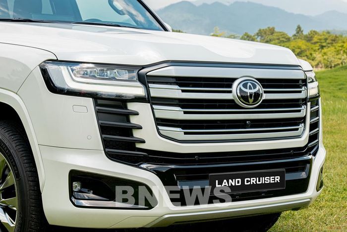 So với phiên bản động cơ xăng, Land Cruiser 300 phiên bản HEV được nhận diện qua một số tinh chỉnh ở cản trước, cản sau và các chi tiết nhận diện riêng, tạo sự khác biệt cho phiên bản điện hóa