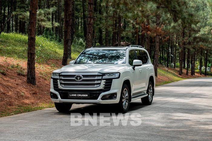 Land Cruiser (300 Series) HEV được trang bị động cơ 3.5 lít, số tự động, 2 cầu, nhập khẩu nguyên chiếc từ Nhật Bản về phân phối với giá bán lẻ từ 4,710 tỷ đồng