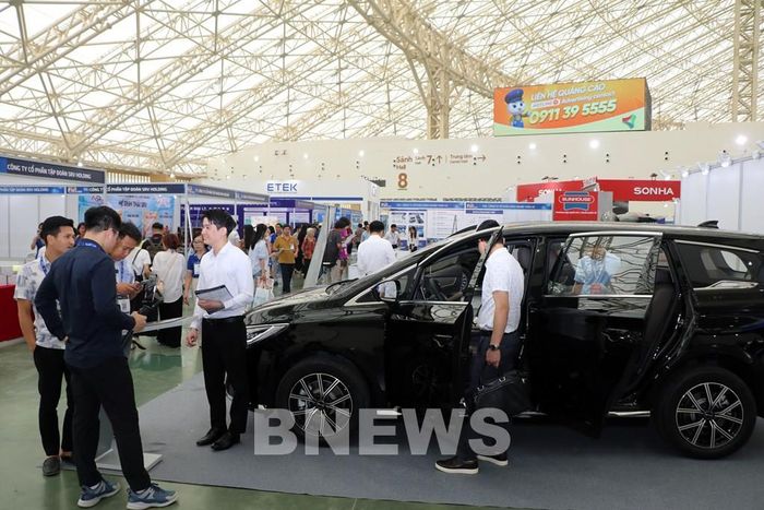 Khách hàng quan tâm đến mẫu ô tô điện của thương hiệu BYD. Ảnh: Văn Xuyên/BNEWS/TTXVN