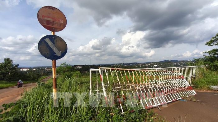 Một đoạn đường Trần Hưng Đạo, phường Nam Gia Nghĩa (tỉnh Lâm Đồng) bị xuống cấp, sụt lún nghiêm trọng. Ảnh: Nguyễn Huy Thành – TTXVN