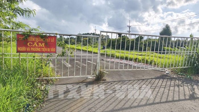 Chính quyền địa phương cắm biển cảnh báo tại khu vực đường Trần Hưng Đạo, phường Nam Gia Nghĩa (tỉnh Lâm Đồng) có mặt đường bị sụt lún, hư hỏng. Ảnh: Nguyễn Huy Thành – TTXVN