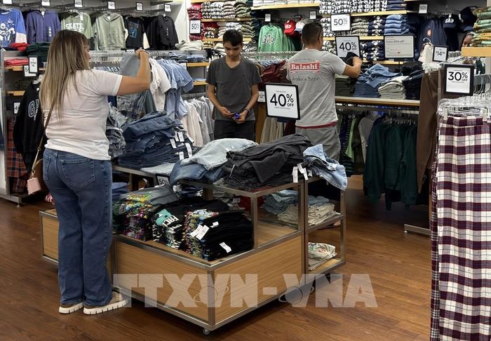Người tiêu dùng Mỹ chọn mua hàng may mặc tại một trung tâm thương mại ở bang Maryland (Mỹ) ngày 6/9/2026. Ảnh: Ngọc Quang – PV TTXVN tại Mỹ