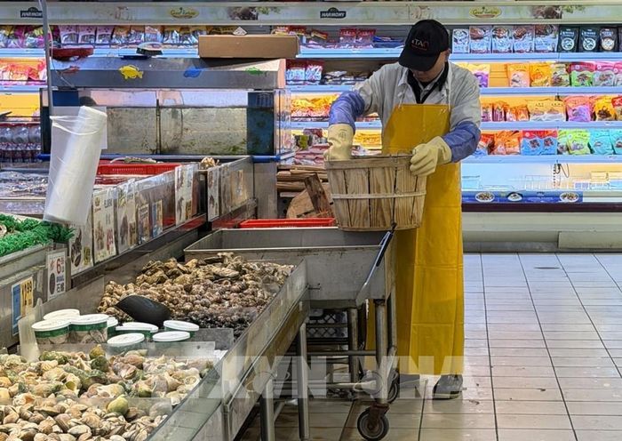 Nhân viên chuẩn bị hàng hóa tại quầy hải sản của một siêu thị châu Á ở bang Virginia (Mỹ) ngày 7/9/2026. Ảnh: Ngọc Quang – PV TTXVN tại Mỹ